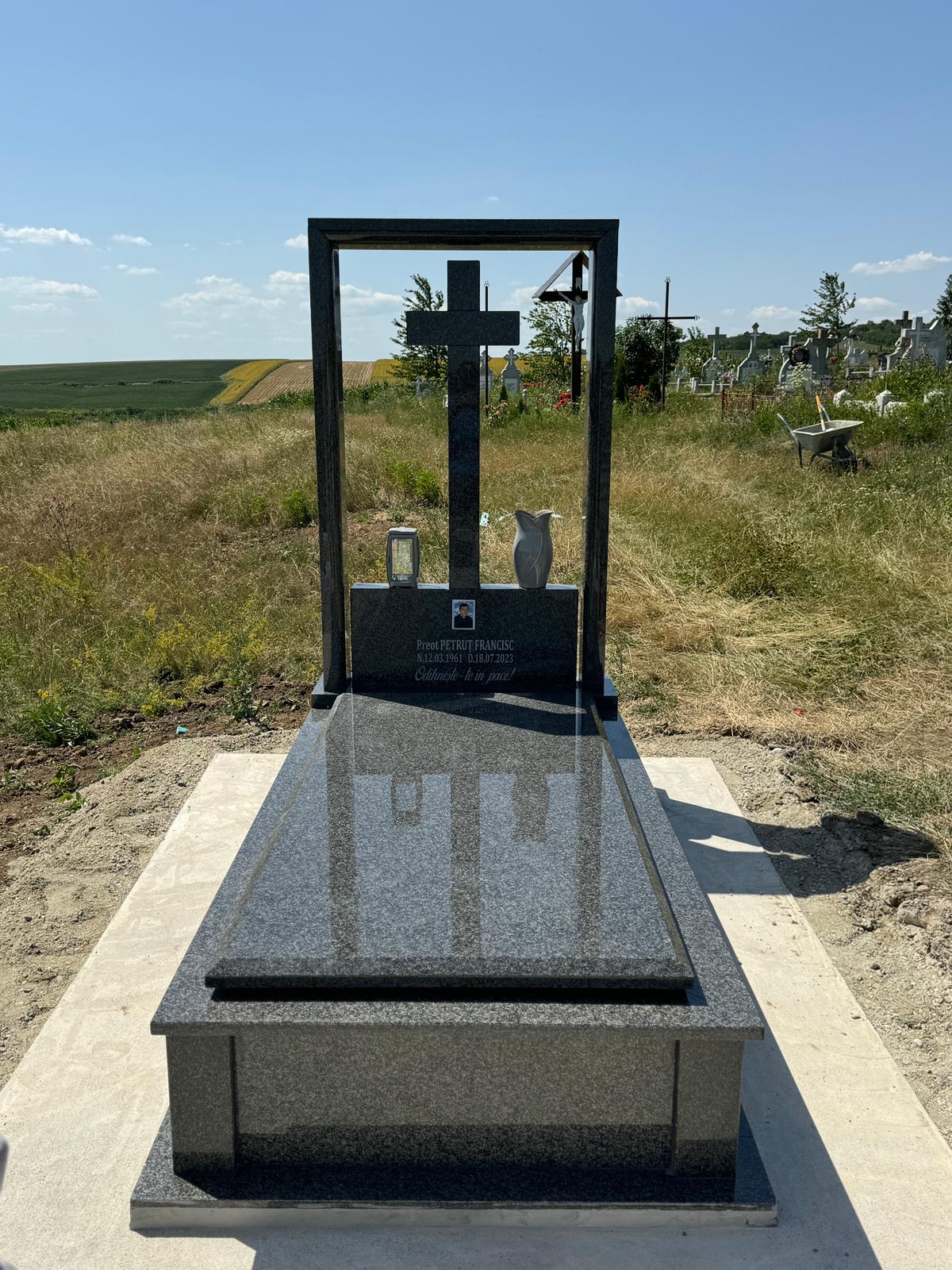Lucrare funerară Divinum 83